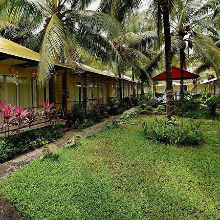Collection O Retreat Morjim Resort Buitenkant foto