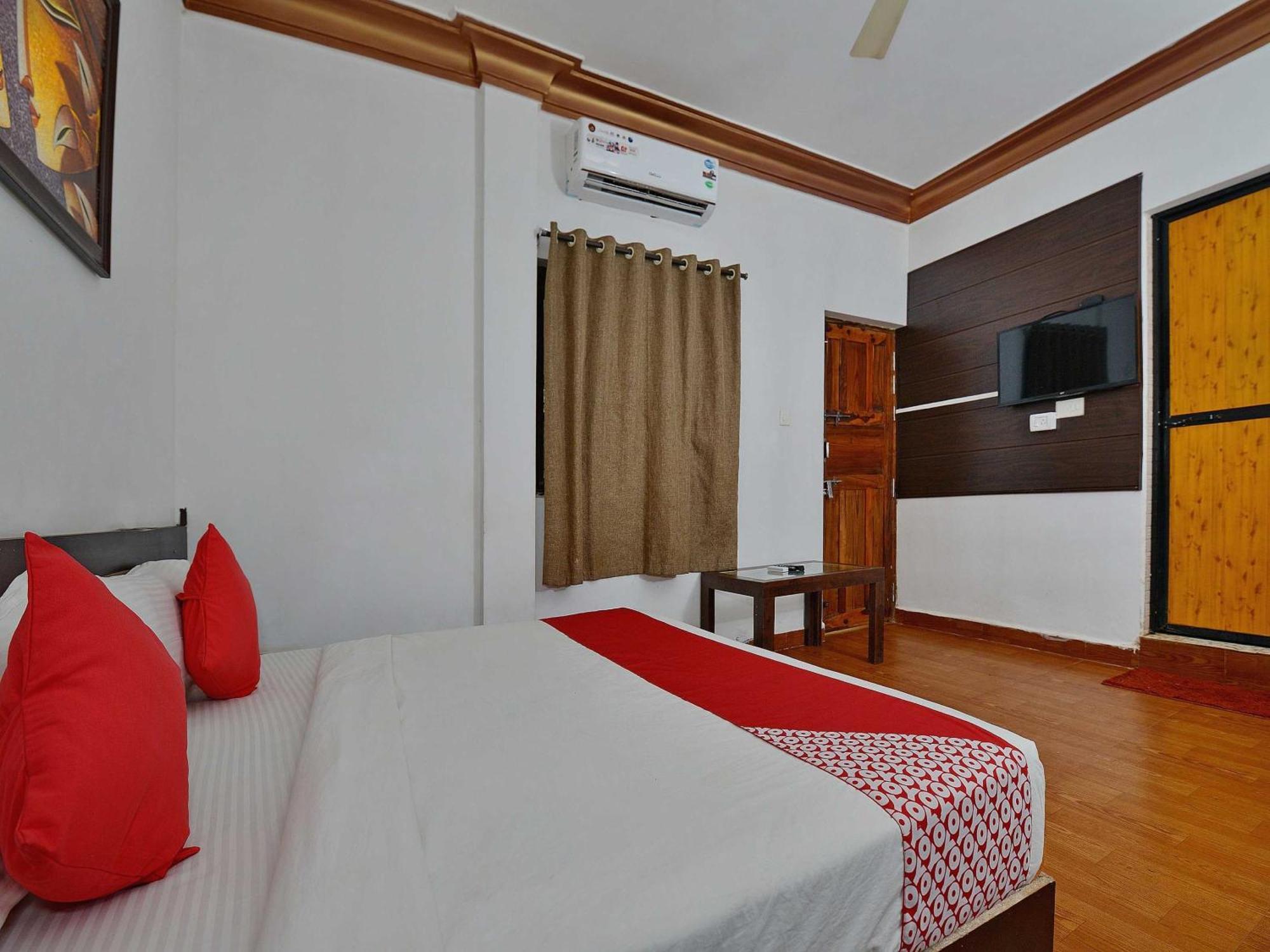 Collection O Retreat Morjim Resort Buitenkant foto