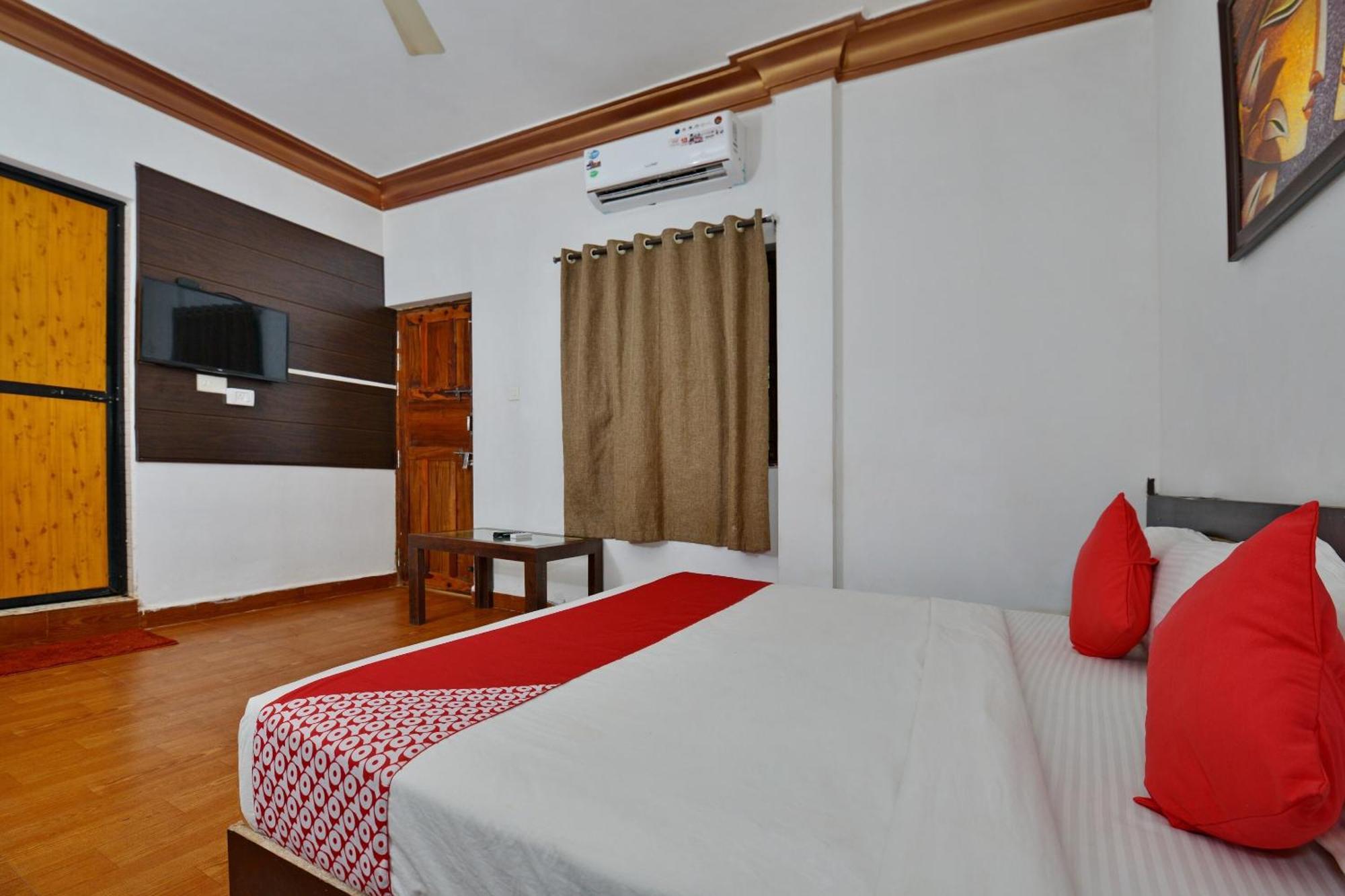 Collection O Retreat Morjim Resort Buitenkant foto