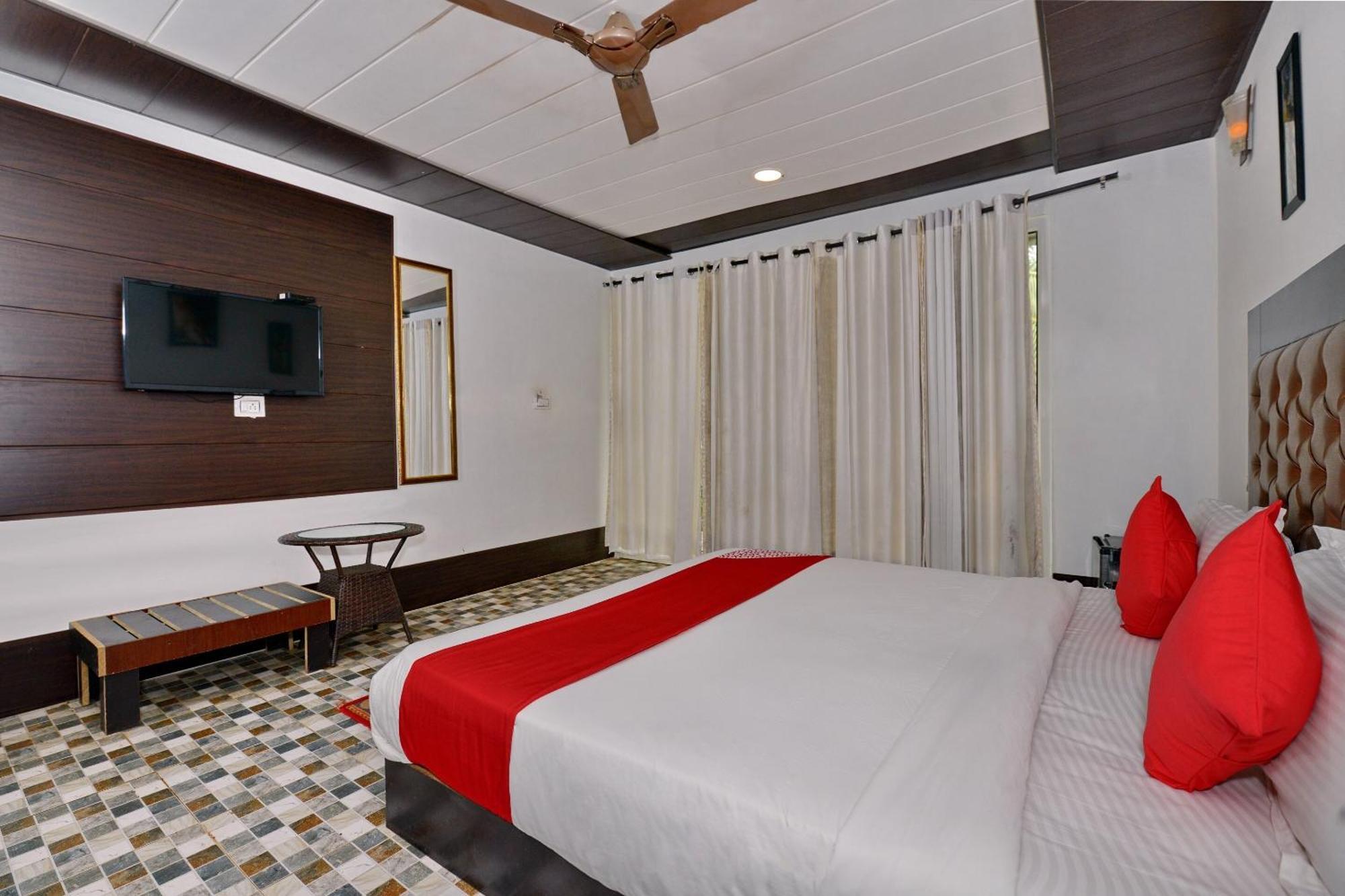 Collection O Retreat Morjim Resort Buitenkant foto