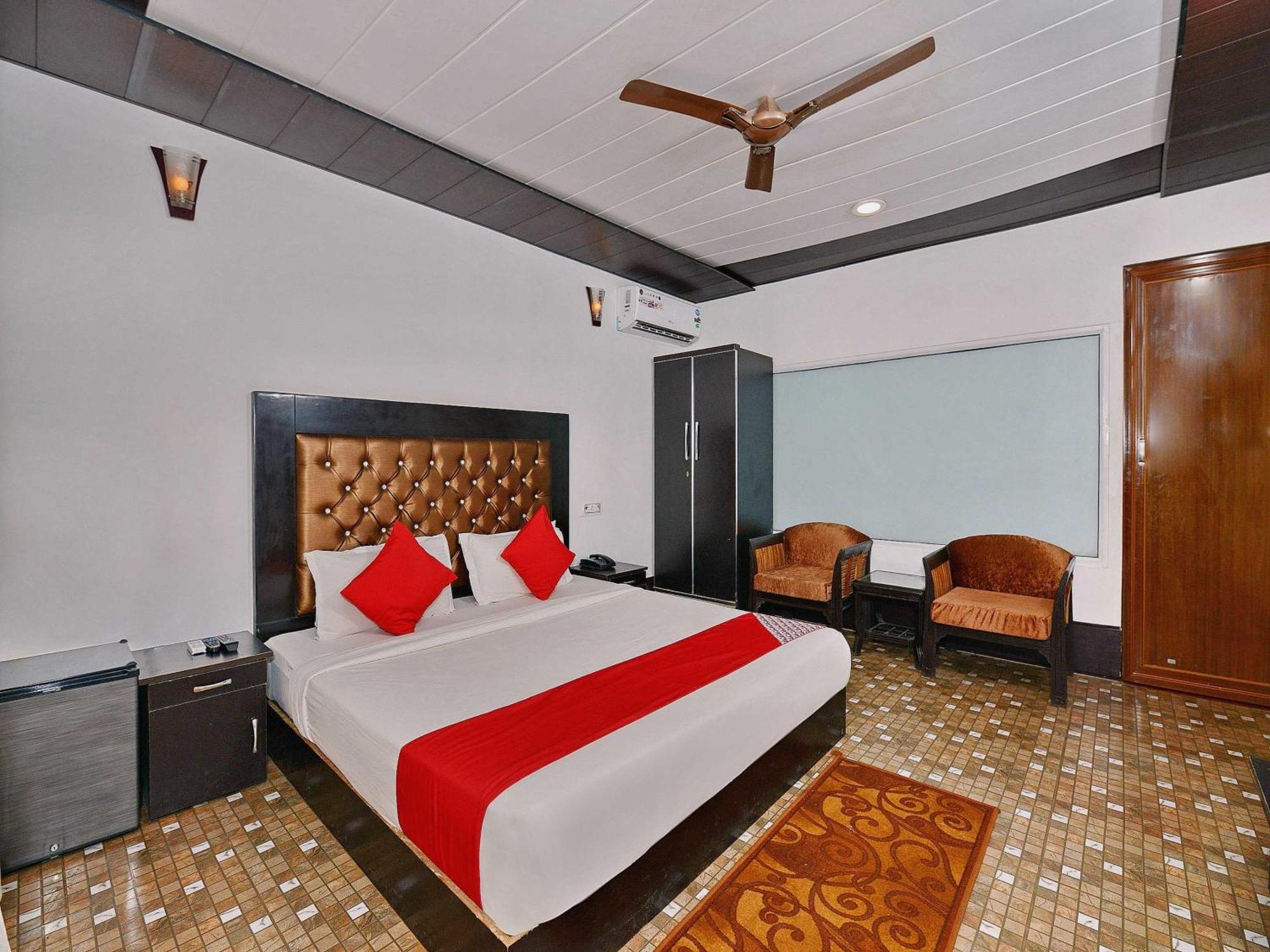 Collection O Retreat Morjim Resort Buitenkant foto